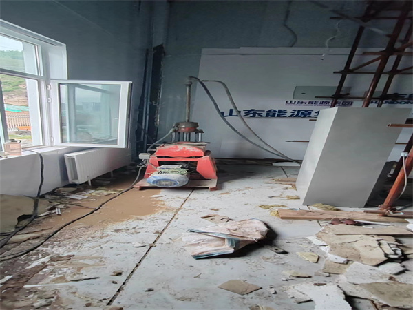 新城镇地基基础下沉墙体裂缝加固注浆顶升施工