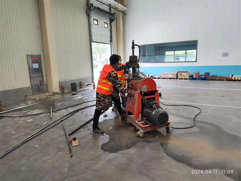 新城镇厂房地面下沉塌陷注浆加固施工